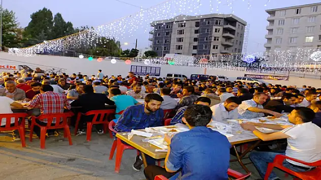 Kayadan 2 bin kişiye iftar yemeği