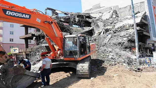 Vanda Binaların Yıkımı Sürüyor