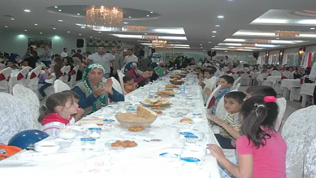  YETİMLER GÜLERSE DÜNYA GÜLER