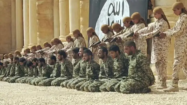 IŞİD 25 Suriye askerini infaz etti, tiyatro gibi izlettirdi