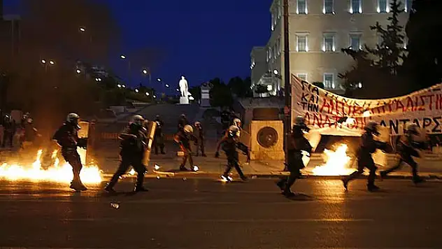 Yunanistanda pakete tepki gösterenlere polis saldırdı