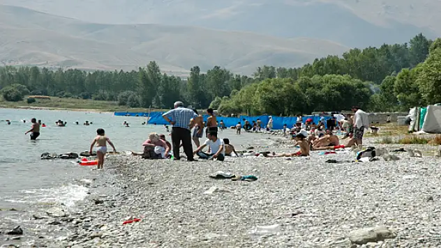 Vatandaşlar Van Gölüne Akın Ediyor