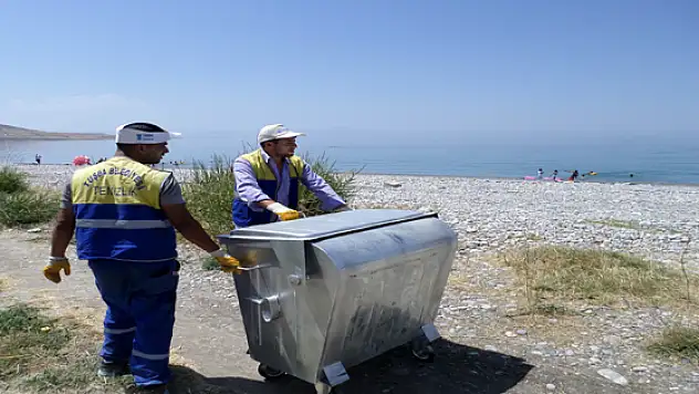 Tuşba Belediyesinden Sahil Temizliği 