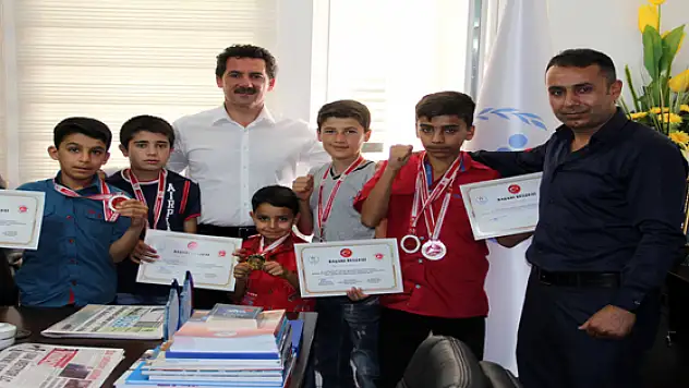 Şampiyon Sporculardan Müdür İnança Ziyaret