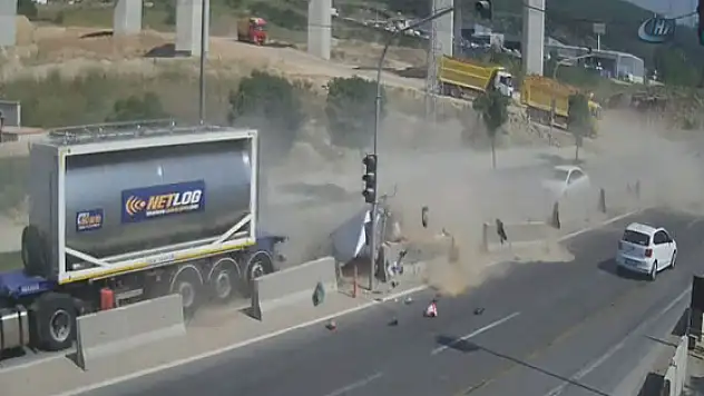 TIR'ın sürüklediği otomobilden sağ çıktılar