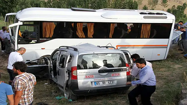 Minibüsle Kamyonet Çarpıştı: 4 Yaralı