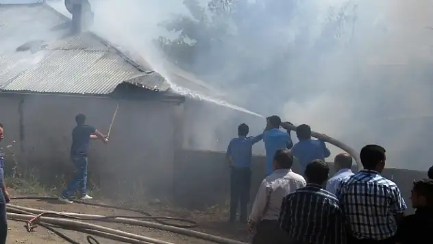 ÖZALPTA EV YANGINI