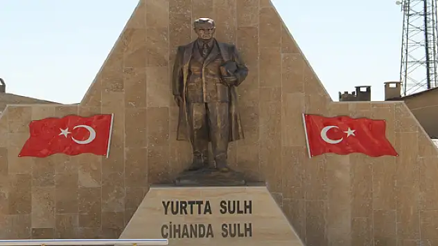 Başkaleye Yeni Atatürk Anıtı Yapıldı