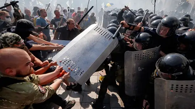 Ukrayna karıştı: 1 ölü, 100 yaralı