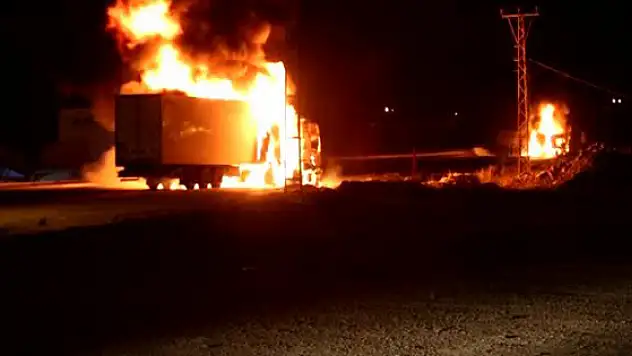 Ercişte 3 Araç Ateşe Verildi