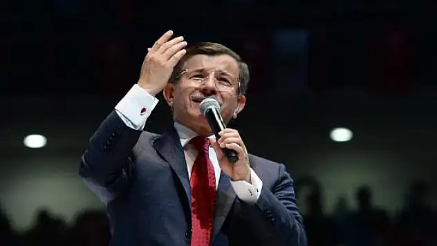 AKP'de Davutoğlu yeniden genel başkan seçildi