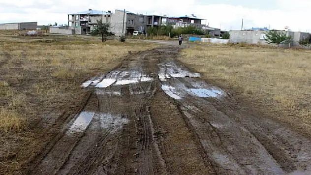 Mahalle Halkından İlgililere Yol ve KanalizasyonTepkisi