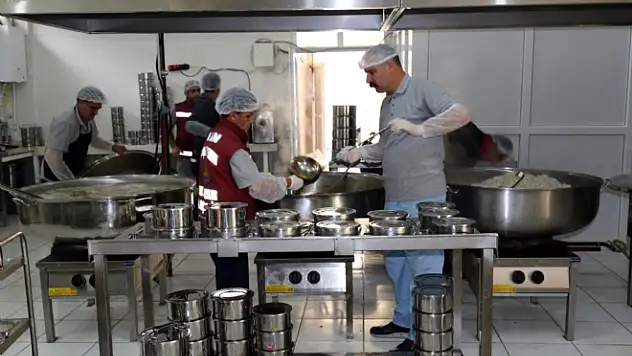 Vanda 2 Bin Kişiye Çorba Ve 100 Aileye Yemek