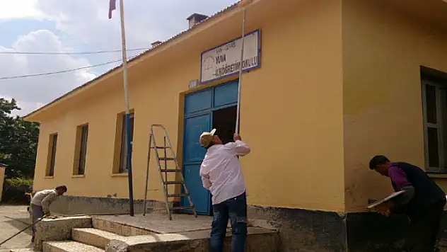 Köy Okulunu Kendi İmkanlarıyla Boyadı