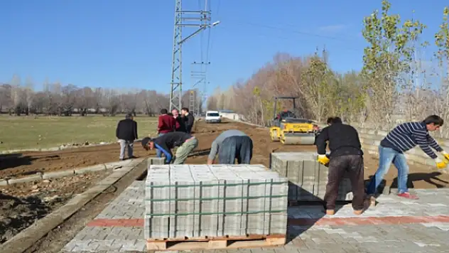 Erciş Belediyesinden Yol Yapım Çalışması