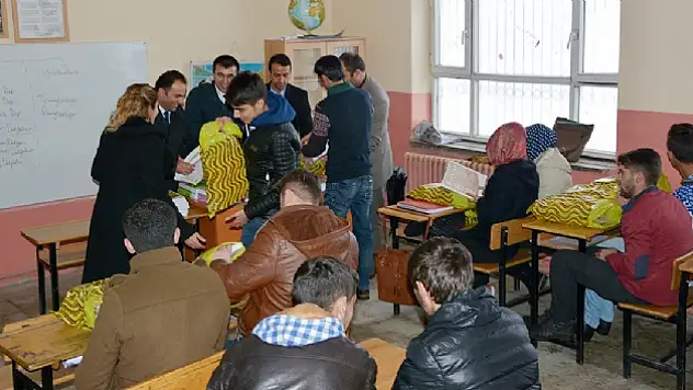 Çatakta Öğrencilere Kitap Dağıtıldı