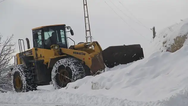 Başkale'de yollar ulaşıma kapandı 