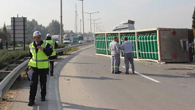 Oksijen yüklü TIR devrildi, yol trafiğe kapandı