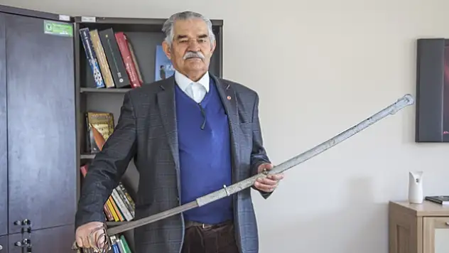 200 yıllık kılıcı müzeye bağışladı