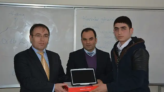Kaymakam Akgül Öğrencilere Tablet Dağıttı
