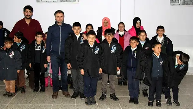 Başkaledeki 600 Öğrenciye Mont Yardım