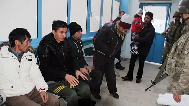  37 Sığınmacı Donmak Üzereyken Kurtarıldı