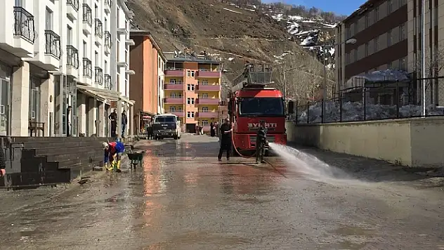Çatak Belediyesi Kaldırım Ve Caddeleri Yıkadı