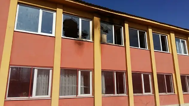 Vanda İki Okula Molotoflu Saldırı