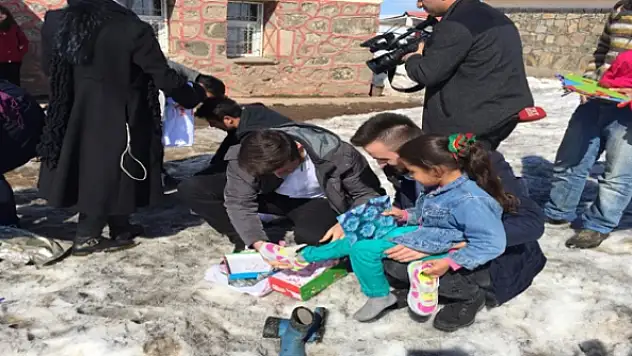 İstanbuldan Muradiyedeki Öğrencilere Yardım