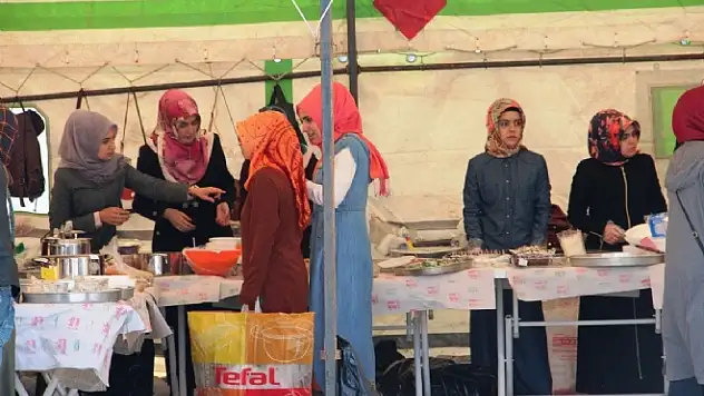 Suriyeli çocuklar yararına kermes düzenlendi. 