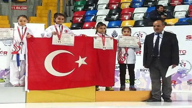 Vanlı Esmanurdan Üçüncülük Madalyası