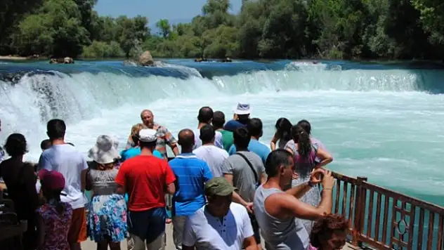 Turizm elemanlarının maaşı 3 ay devletten