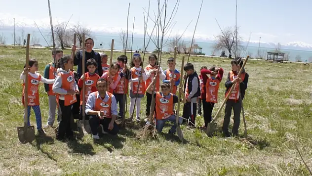 Minik Öğrencilerden Fidan Dikimi