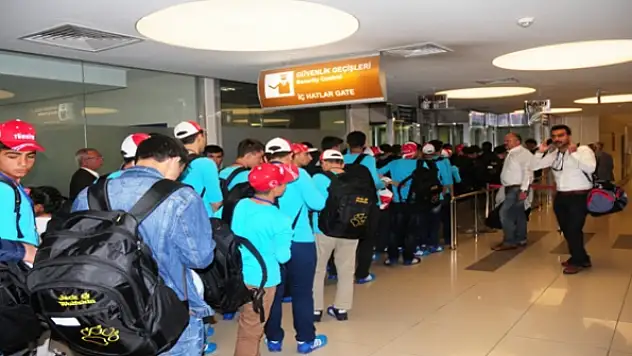 Vanlı Çocuklar Çanakkaleye Uğurlandı