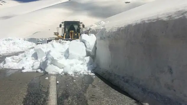 Nisan Ayının Son Haftasında Karla Mücadele Sürüyor