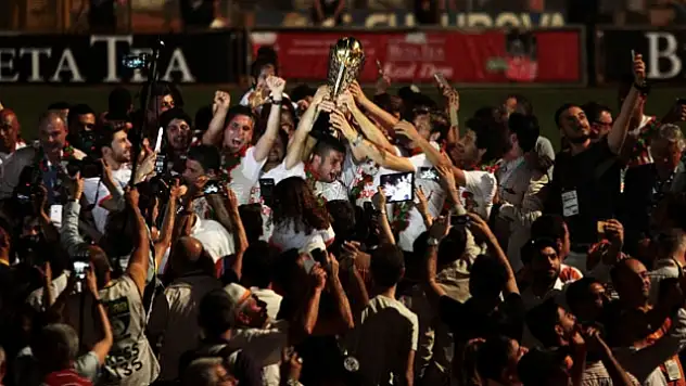 Adanaspor şampiyonluk kupasını aldı