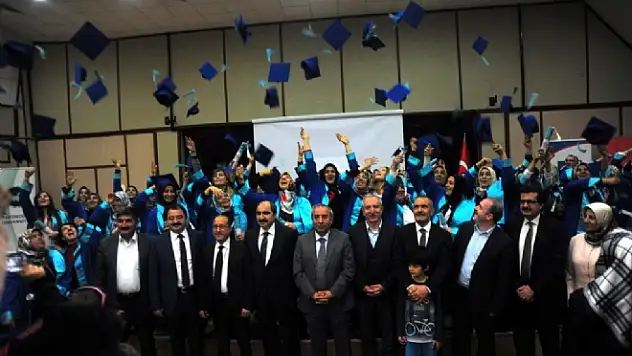 YYÜ'de Anne Üniversitesi 2. mezunlarını verdi