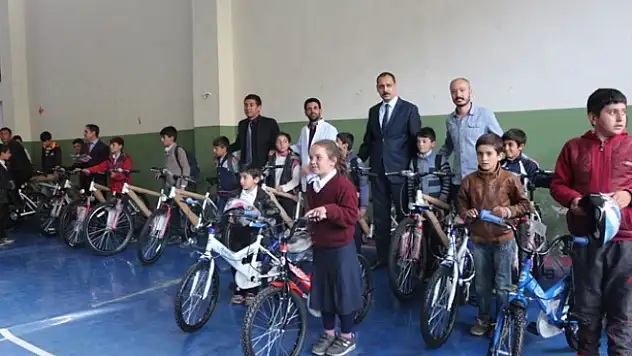 Bahçesarayda Öğrencilere Bisiklet Dağıtıldı