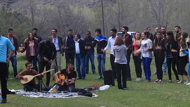 Muradiye Şelalesine Yoğun İlgi