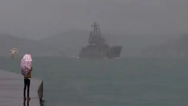 Rus savaş gemisi İstanbul Boğazından geçti