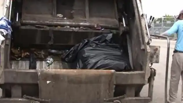 Dövdüğü kızını çöp kamyonuna attı