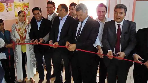 Vali Mitahatbey resimlerini sergiledi