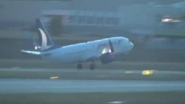 İnatçı yolcular uçak kaldırdı