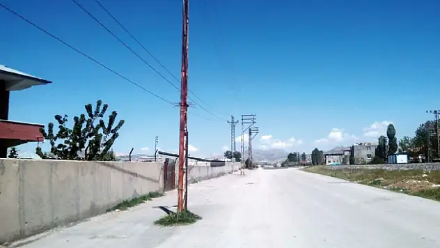 Yol ortasındaki direkler tehlike saçıyor