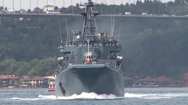Rus savaş gemisi İstanbul Boğazı'ndan geçti