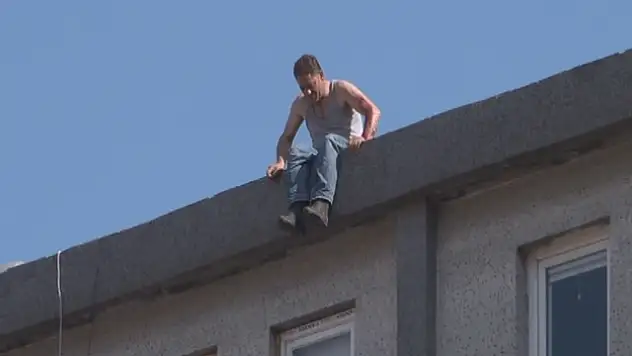 Borcunu ödeyemeyince jiletle kendini doğradı