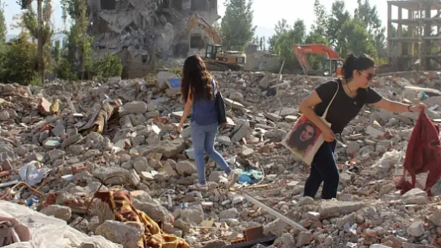 Enkazdan hatıra aradılar