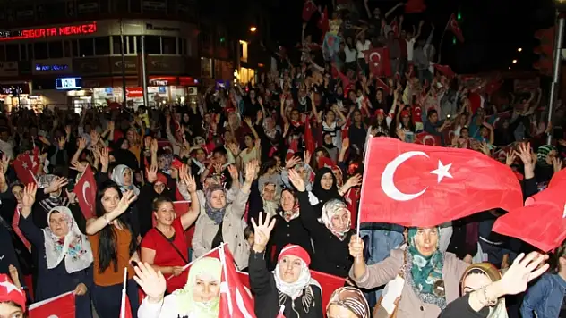 Van'da demokrasi nöbeti devam ediyor