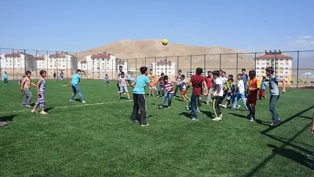 Tuşba'da birçok mahalleye modern spor sahaları