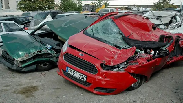 Darbecilerin tanklarla ezdiği araçlar, otoparka çekildi
